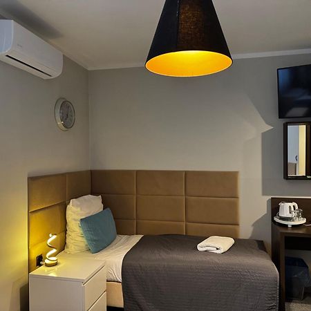 B&M Guesthouse オシフィエンチム エクステリア 写真